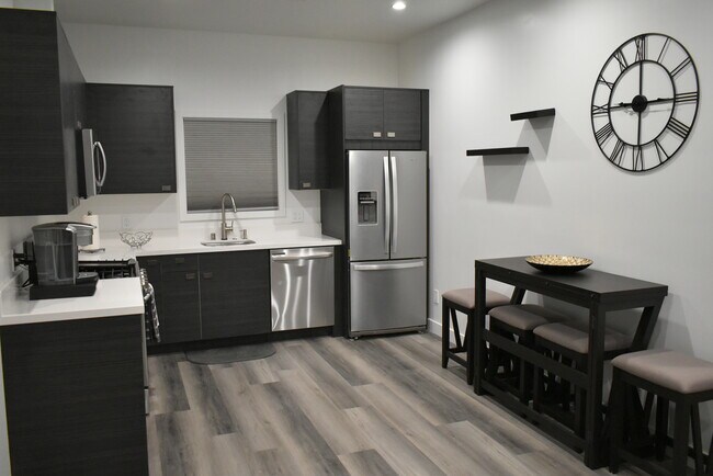 Fully equipped kitchen - 17556 Chase St