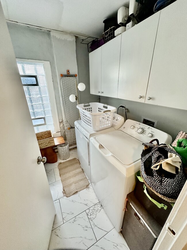 Building Photo - 920 W 35th Pl