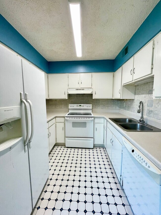 Building Photo - Riverhill Apartments - St Andrews area