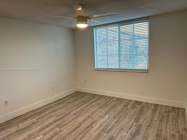 Foto del edificio - 4812 N State Road 7