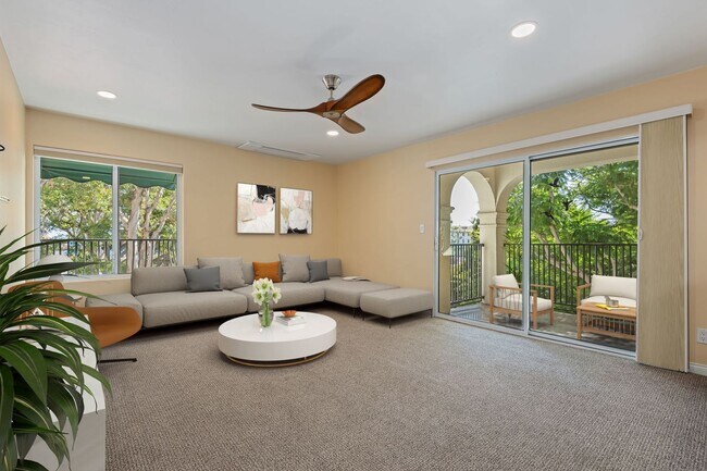 Building Photo - 450 Por La Mar Cir