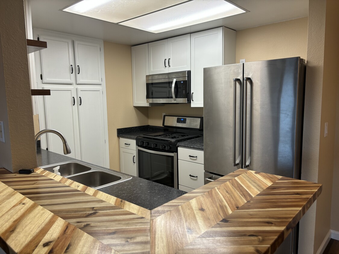 Kitchen with new countertops and cabinets - 1059 Shadowridge Dr