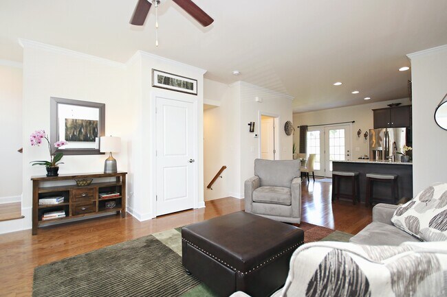Building Photo - Light-filled Pantops Townhome