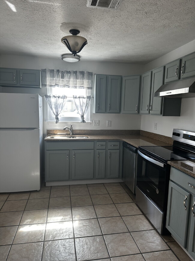 Building Photo - "Coastal Comfort Awaits: Charming 2-Bed Co...