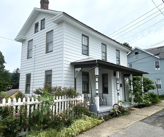 Building Photo - 235 E Lamb St