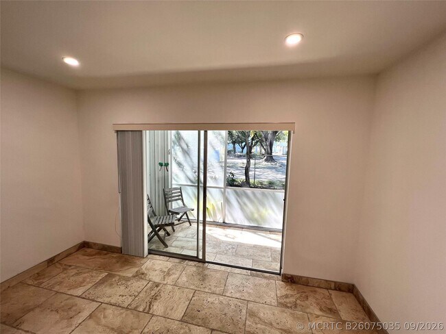 Building Photo - 2250 NE 66th St