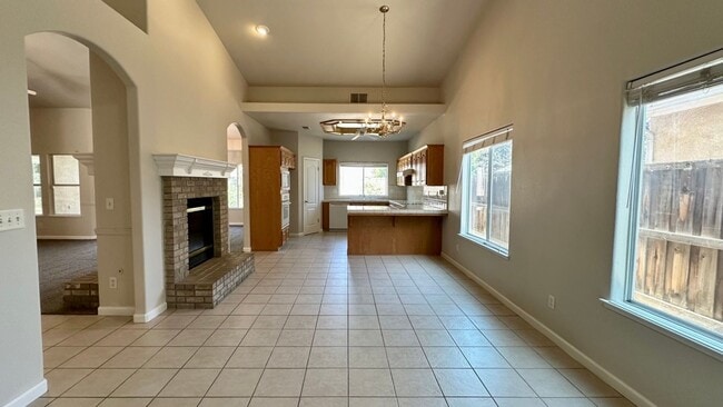 Building Photo - $2,395 Shepherd & Chestnut, 4 Bedroom Home...