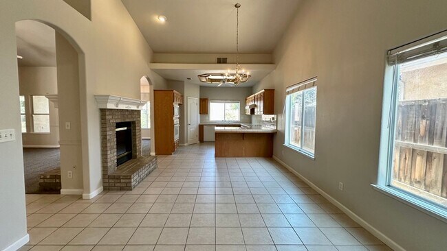Foto del edificio - $2,395 Shepherd & Chestnut, 4 Bedroom Home...