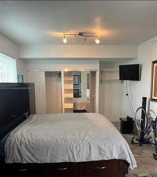 Building Photo - 2001 N Park Rd