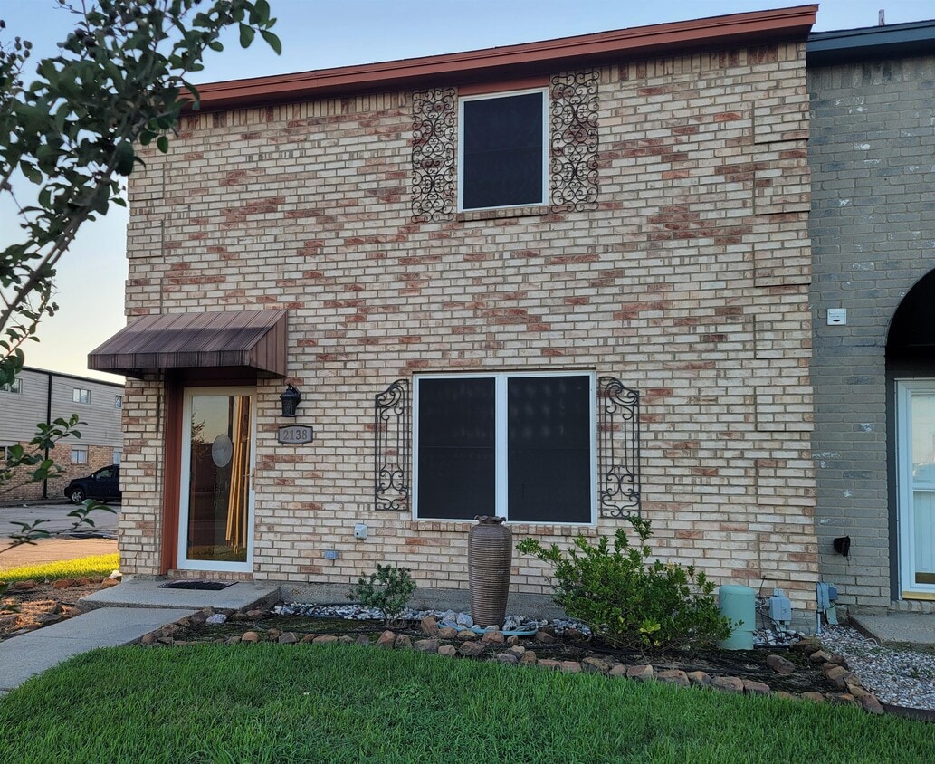 Primary Photo - 2138 Merriman St
