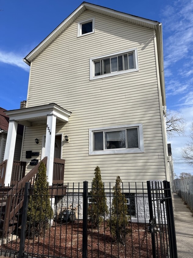Primary Photo - 4447 S Wells St