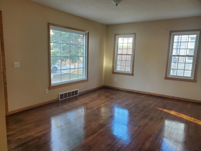 Building Photo - 225 E Orchard Ave