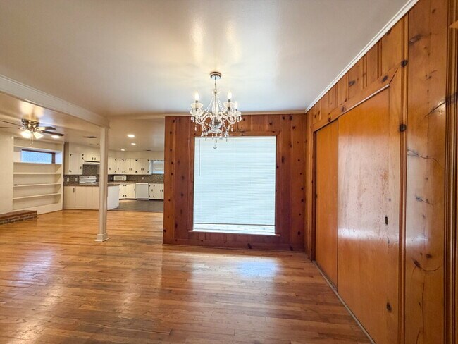 Building Photo - Gorgeous Mid Century Style Located in the Medical District!