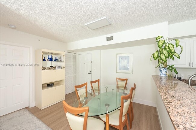 Building Photo - 1155 Brickell Bay Dr