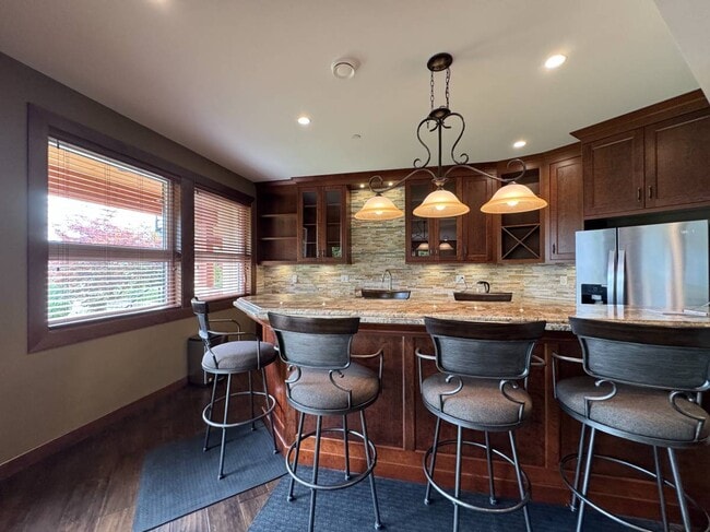 Building Photo - 20998 River Rd