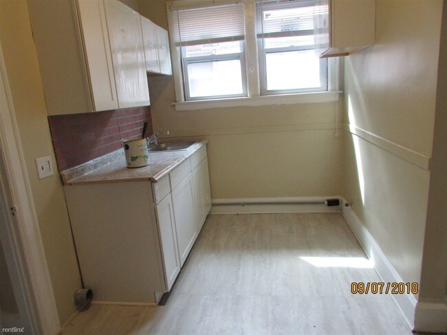Foto del edificio - 1 br, 1 bath  - 16188 Lawton St Unit 3- Upper