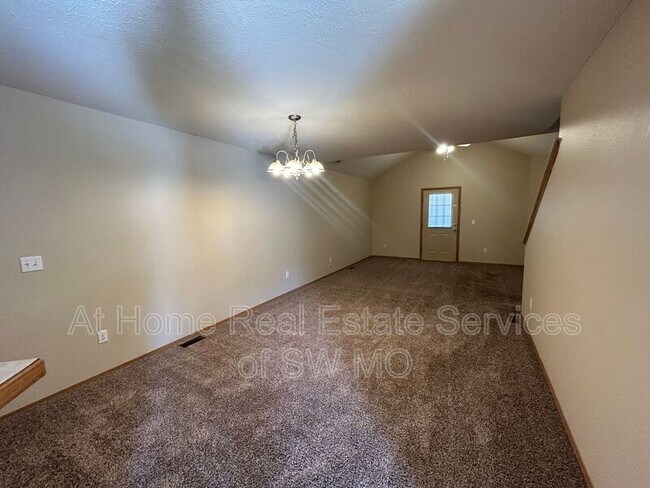 Foto del edificio - 1260 N Westwood Ave