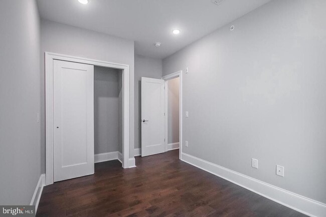 Building Photo - 2010 Walnut St