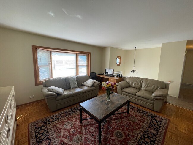 Foto del edificio - 7040 Meadowbrook Ln