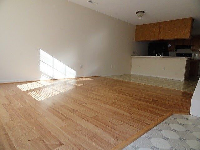 Building Photo - Comfortable and Convenient Living in Broadway