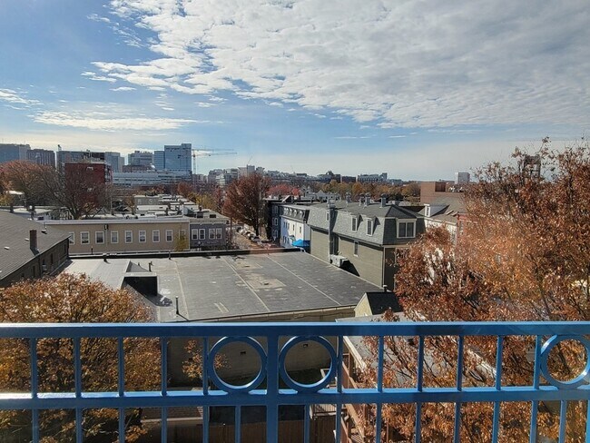 Building Photo - 170 Gore St