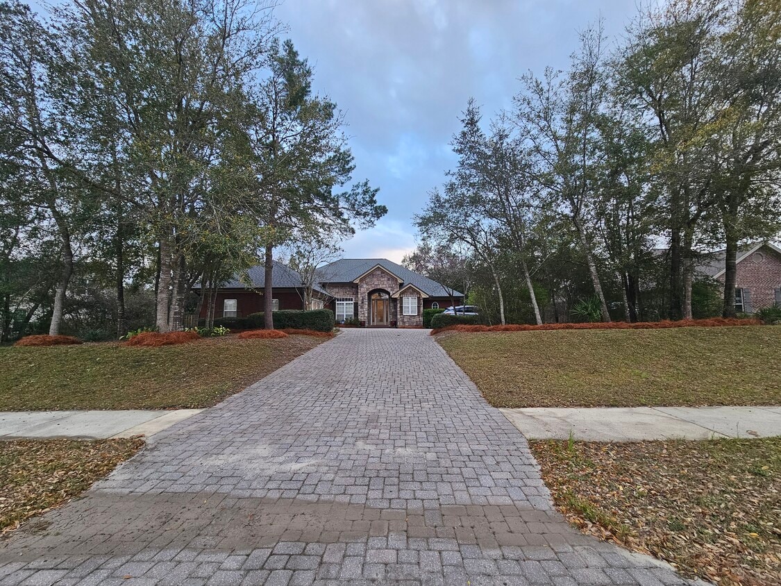 Building Photo - Lake Merial