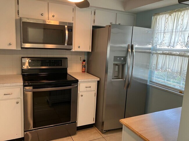 Foto del edificio - 4221 Touchton Pl