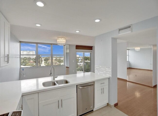 Building Photo - $2,900MONTHLY;11930 N BAYSHORE DR #601 NOR...