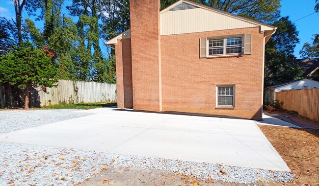 Front exterior and parking area - 913 N Harrison St