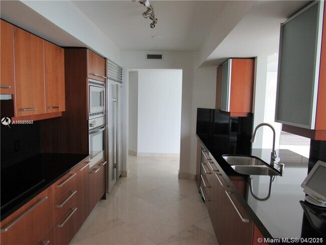 Building Photo - 1331 Brickell Bay Dr