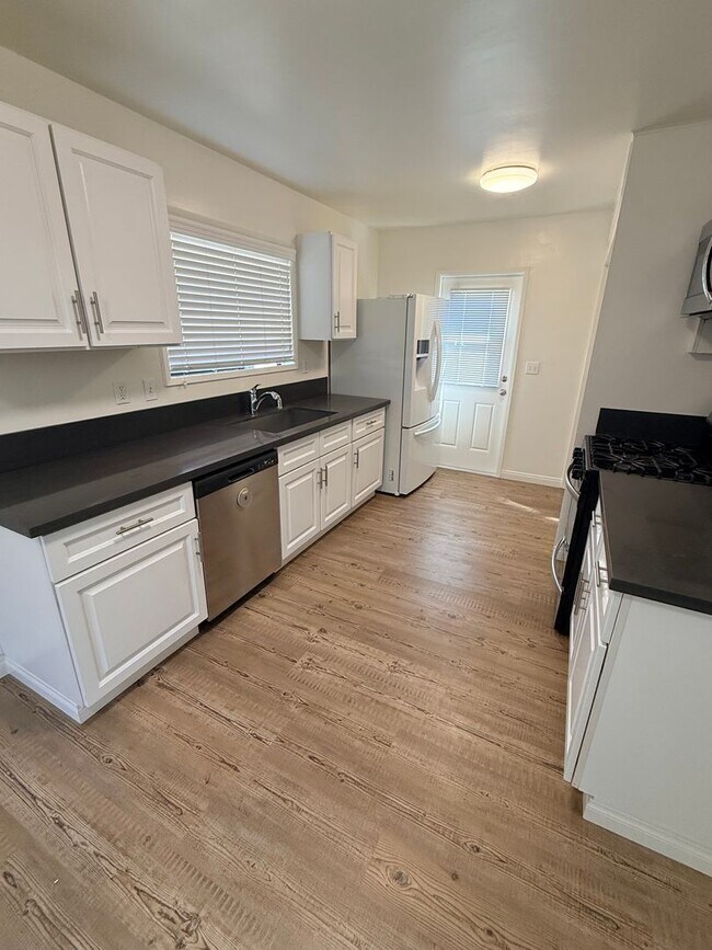 Foto del edificio - 4 bedroom home in LB with Large backyard now ready to rent!