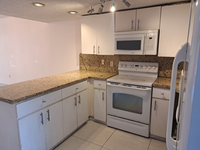 Fotografía del edificio - 5525 W 26th Ct