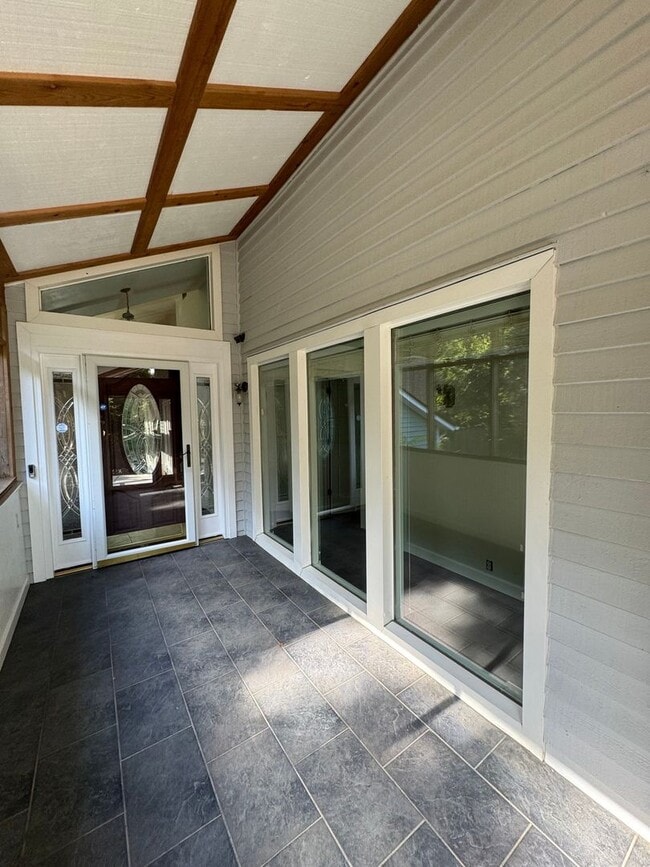 Building Photo - 3/4 Bedroom Single Family Home right off M...