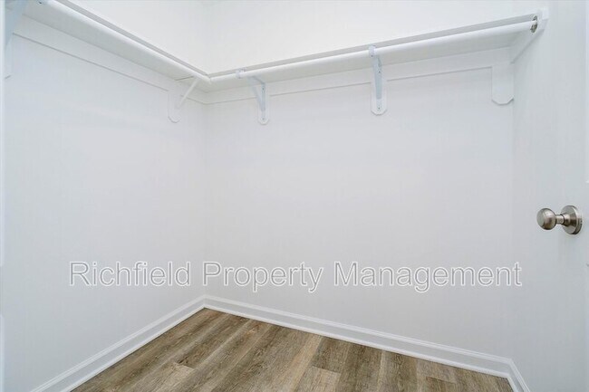 Foto del edificio - 1742 Thaddeus St