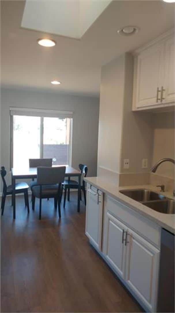 Building Photo - Beautiful 2 bedroom, 2 bath town house wit...