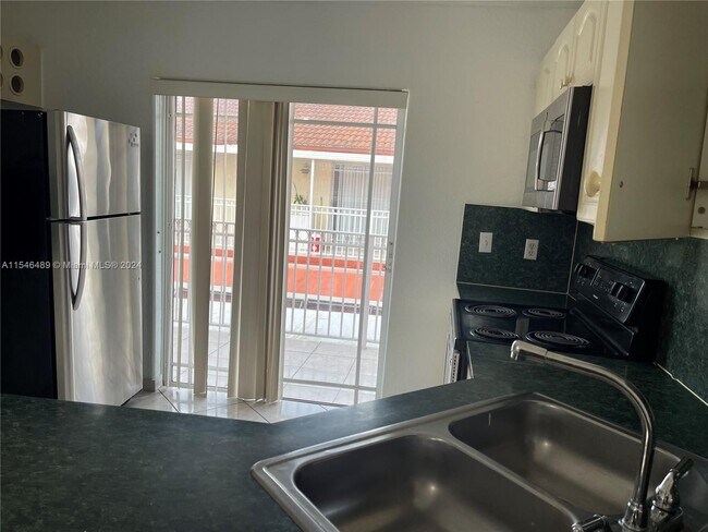 Foto del edificio - 10943 W Okeechobee Rd