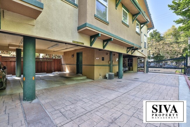 Building Photo - 808 Lenzen Ave