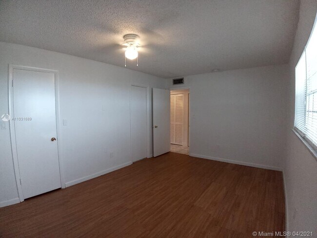 Foto del edificio - 20380 NW 7th Ave