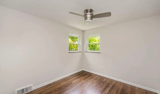 Building Photo - 11 Cedarwood Ct