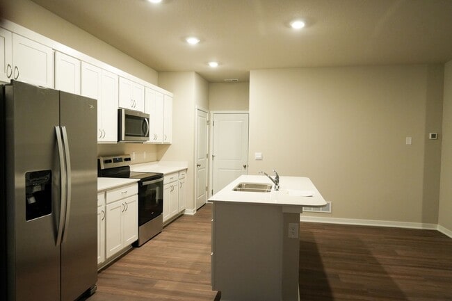 Foto del edificio - Available April 1st!! Townhome!! Near to I...