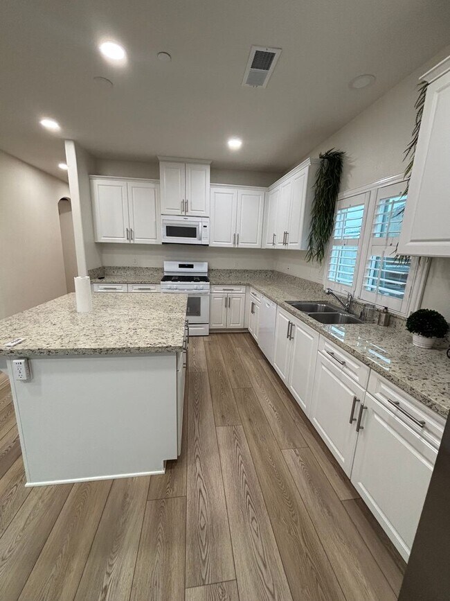 Foto del edificio - Beautiful New 4-Bedroom Home for Rent – Modern Living at Its Best!