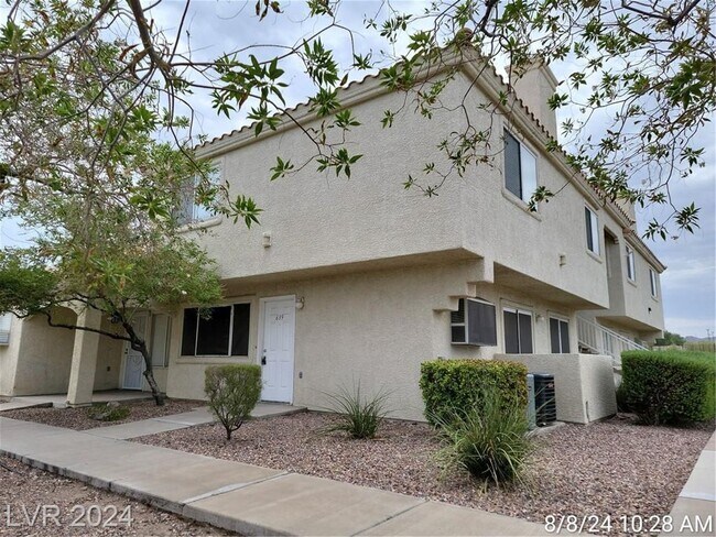 Building Photo - COZY 1ST FLOOR UNIT TUCKED AWAY IN THE OLD...