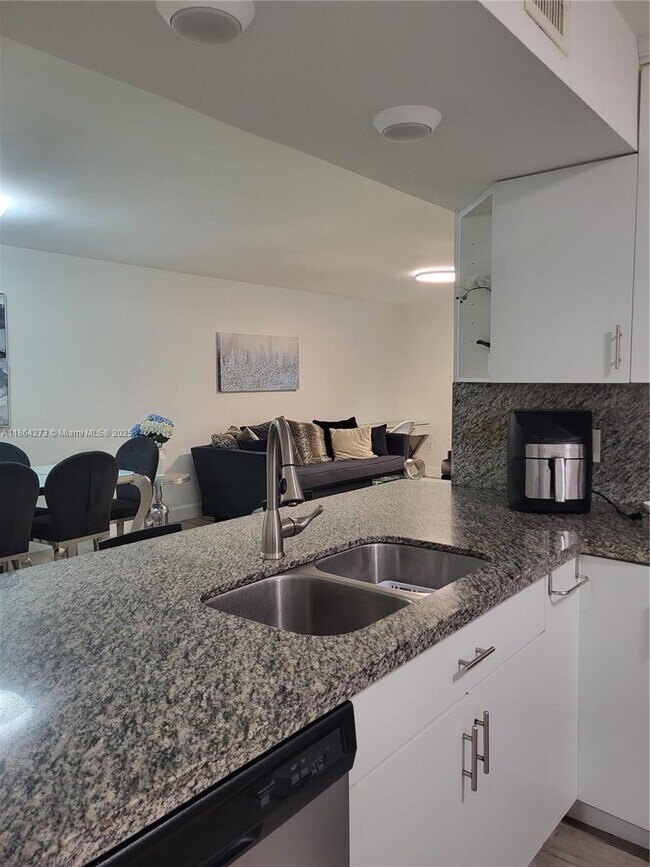 Foto del edificio - 4555 NW 99th Ave