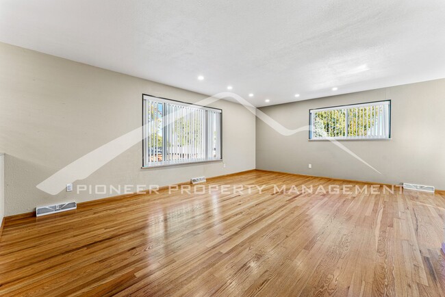 Foto del edificio - Spacious Home with Natural Light & Fenced ...