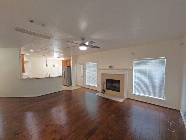Foto del edificio - 16514 Bluff Springs Dr