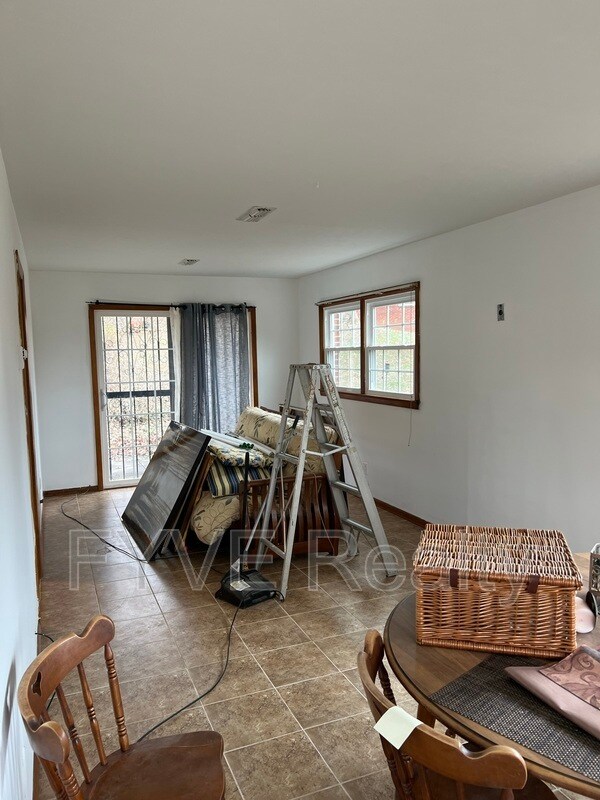 Building Photo - 4404 Tynemouth Dr