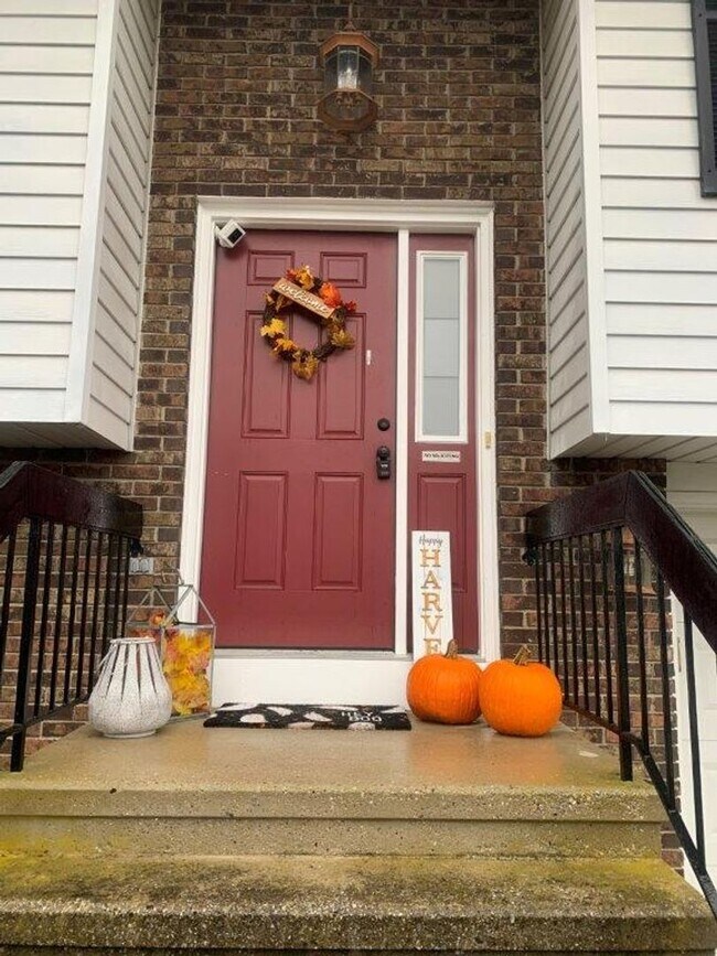 Building Photo - Welcome to this split level 3-bedroom, 1.5...
