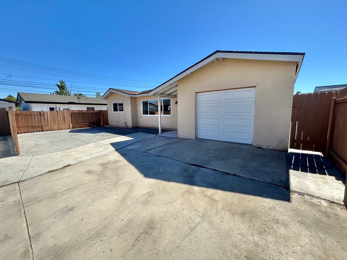 Primary Photo - 1685 Donax Ave