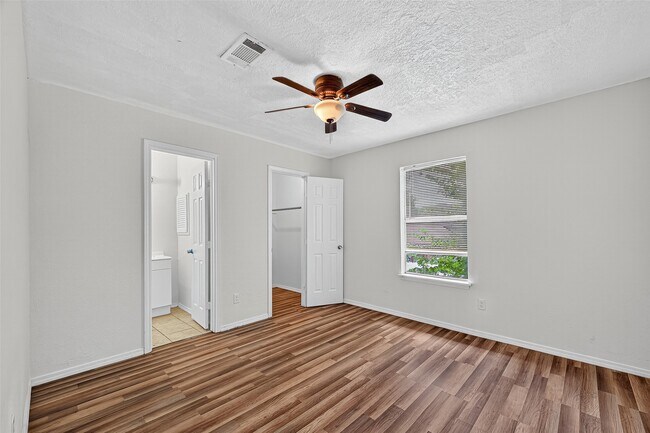 Foto del edificio - 7839 Cook Rd