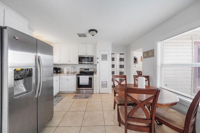 Foto del edificio - 8041 Howard Dr